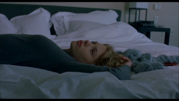 Charlotte (Scarlett Johansson) alone on her bed