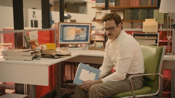 Theodore (Joaquin Phoenix) at his desk at BeautifulHandwrittenLetters.com